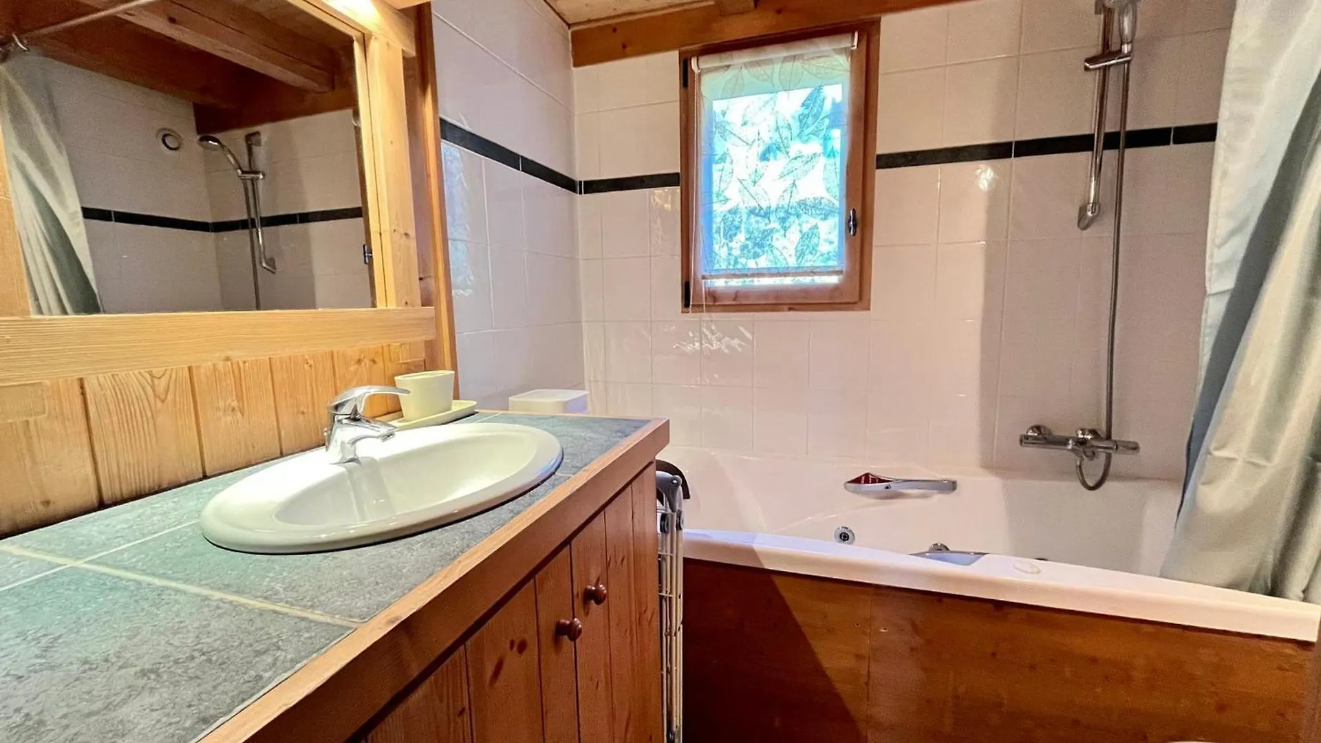 Chalet Moderne 3 Chambres Avec Balcon Et Garage A Samoens - Fr-1-624-25 0*,